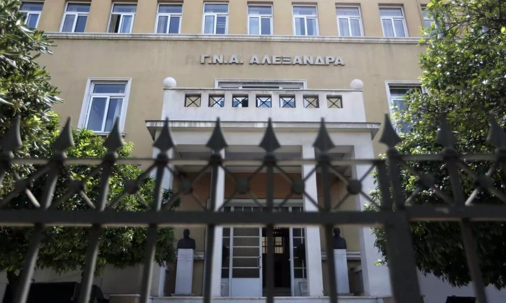 Μενόμενη κόρη ασθενούς τα "έσπασε" στο «Αλεξάνδρα»: Πέταξε γλάστρα σε μαία